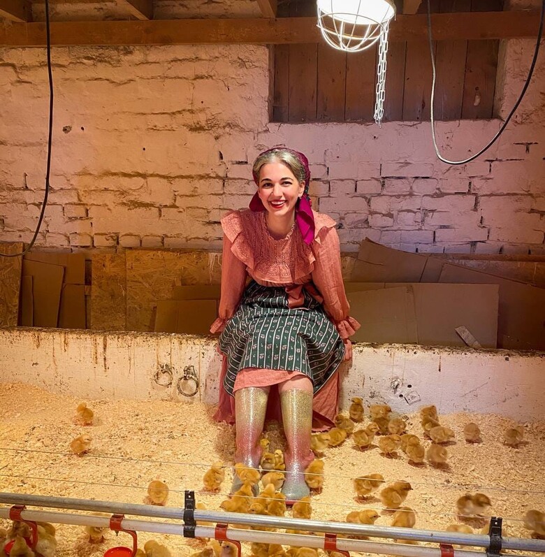 Anna a csibékkel az istállóban — Remény Farm, Mikófalva